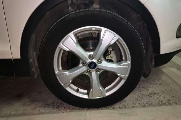 Used Ford Kuga 2017 EcoBoost 180 Two-Wheel-Drive Tiger Leap Model Right Front Wheel Hub