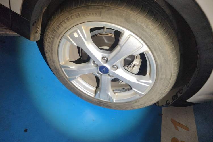Used Ford Kuga 2017 EcoBoost 180 Two-Wheel-Drive Platinum Edition Right Front Wheel Hub
