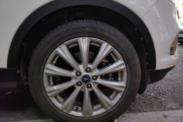Used Ford Kuga 2017 EcoBoost 245 Four-Wheel Drive Titanium Edition Right Front Wheel Hub