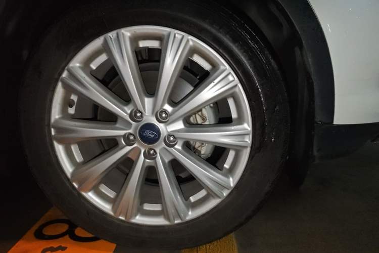 Used Ford Kuga 2017 EcoBoost 180 Two-Wheel-Drive Luxury Wing Edition Right Front Wheel Hub