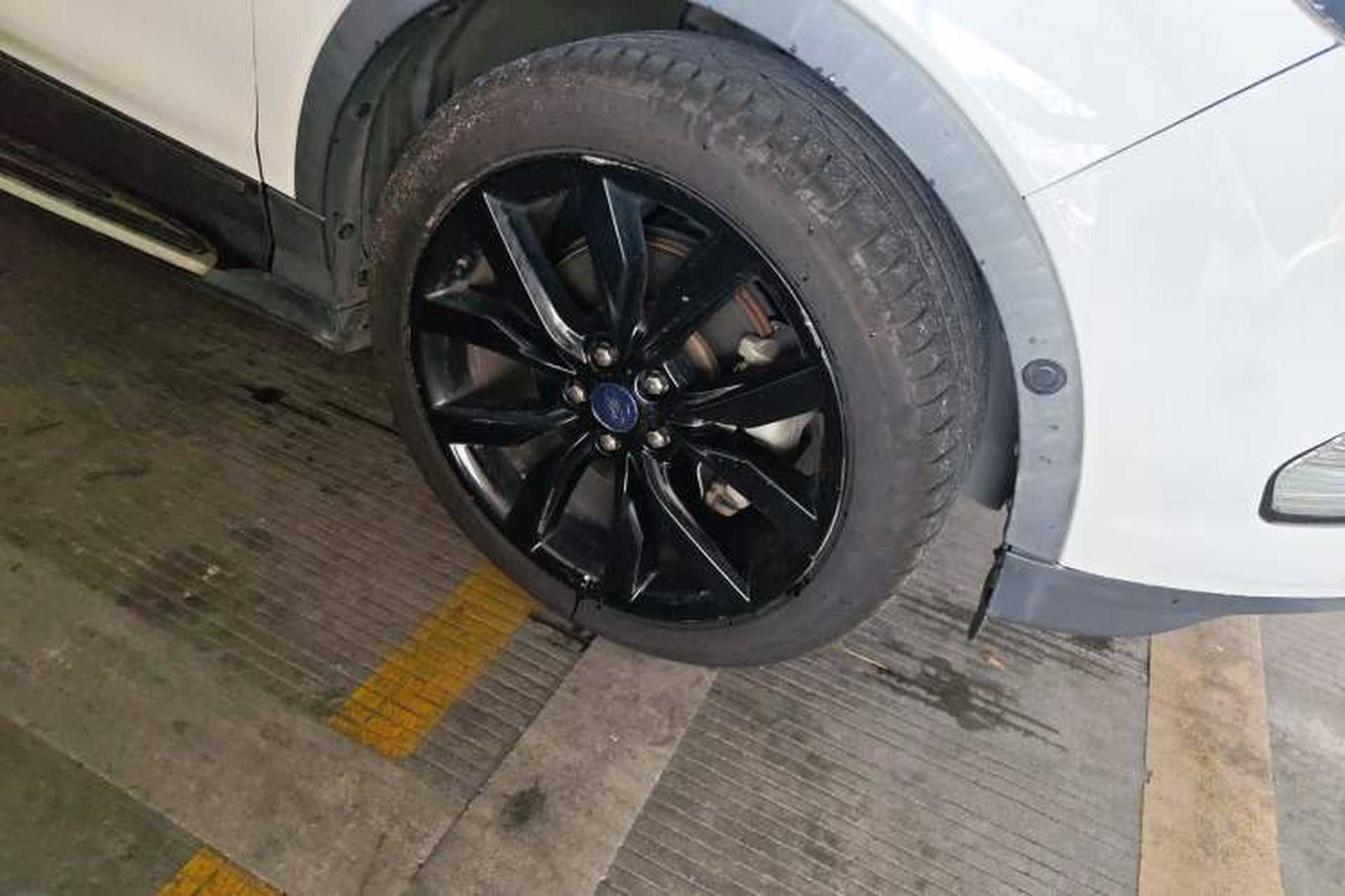 Used Ford Kuga 2017 EcoBoost 245 Four-Wheel-Drive Sport Model Right Front Wheel Hub