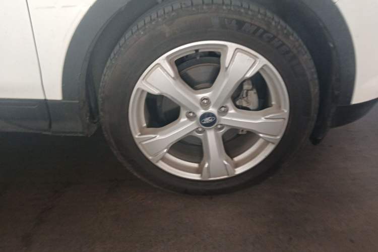 Used Ford Kuga 2017 EcoBoost 180 Two-Wheel-Drive Platinum Edition Right Front Wheel Hub