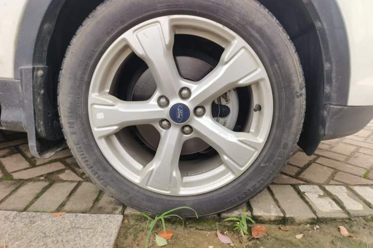 Used Ford Kuga 2017 EcoBoost 180 Two-Wheel-Drive Tiger Leap Model Right Front Wheel Hub