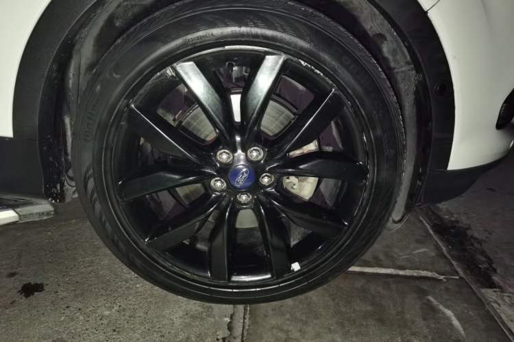 Used Ford Kuga 2017 EcoBoost 245 Four-Wheel-Drive Sport Model Right Front Wheel Hub