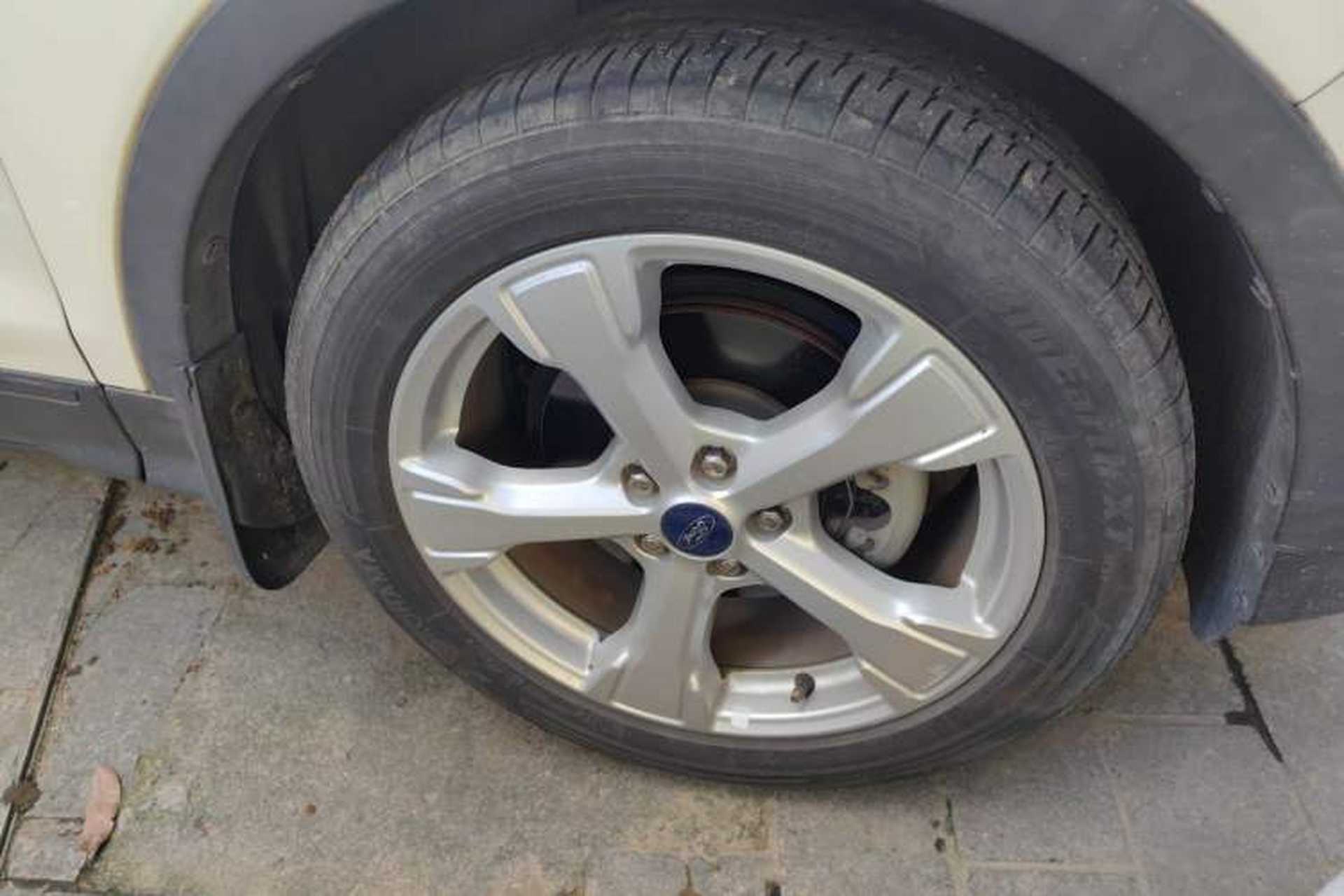 Used Ford Kuga 2017 EcoBoost 180 Two-Wheel-Drive Platinum Edition Right Front Wheel Hub