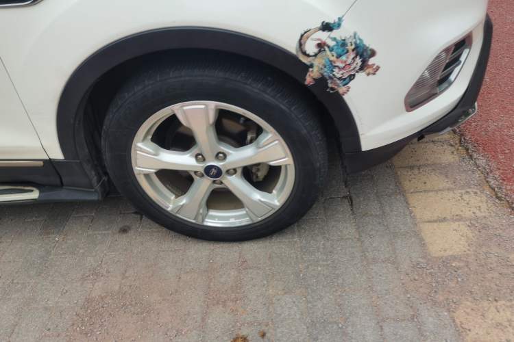 Used Ford Kuga 2017 EcoBoost 180 Two-Wheel-Drive Platinum Edition Right Front Wheel Hub