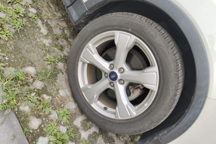 Used Ford Kuga 2017 EcoBoost 180 Two-Wheel-Drive Platinum Edition Right Front Wheel Hub