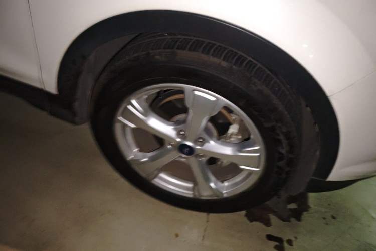 Used Ford Kuga 2017 EcoBoost 180 Two-Wheel-Drive Platinum Edition Right Front Wheel Hub