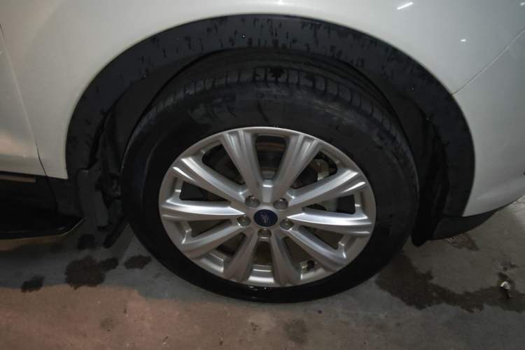 Used Ford Kuga 2017 EcoBoost 180 Two-Wheel-Drive Luxury Wing Edition Right Front Wheel Hub