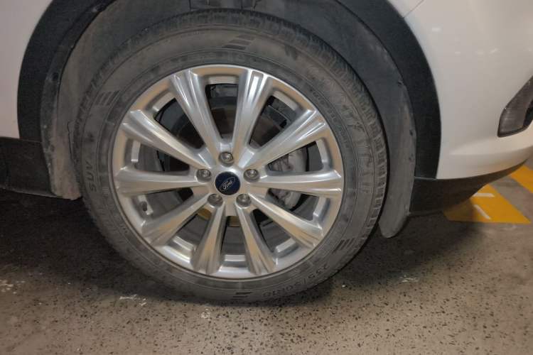 Used Ford Kuga 2017 EcoBoost 180 Two-Wheel-Drive Luxury Wing Edition Right Front Wheel Hub