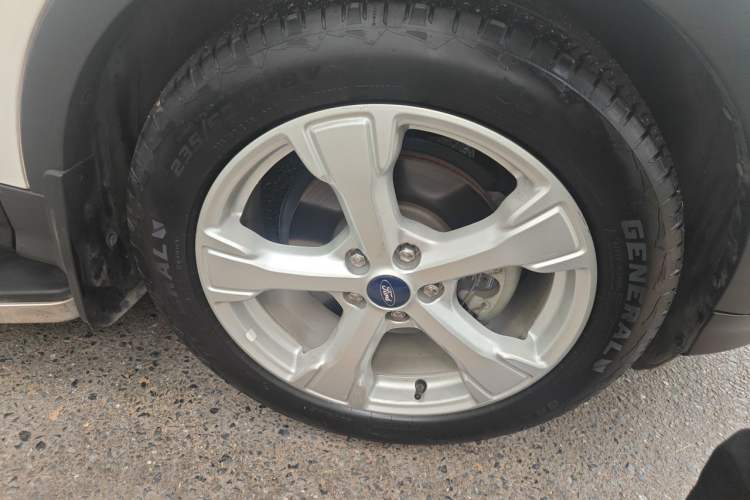 Used Ford Kuga 2017 EcoBoost 180 Two-Wheel-Drive Tiger Leap Model Right Front Wheel Hub