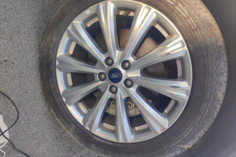 Used Ford Kuga 2017 EcoBoost 245 Four-Wheel Drive Titanium Edition Right Front Wheel Hub