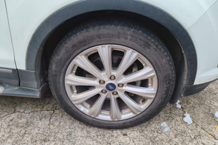 Used Ford Kuga 2017 EcoBoost 180 Two-Wheel-Drive Luxury Wing Edition Right Front Wheel Hub