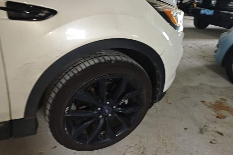 Used Ford Kuga 2017 EcoBoost 245 Four-Wheel-Drive Sport Model Right Front Wheel Hub