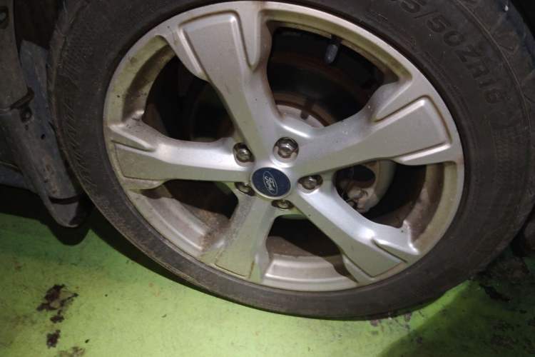 Used Ford Kuga 2017 EcoBoost 180 Two-Wheel-Drive Tiger Leap Model Right Front Wheel Hub
