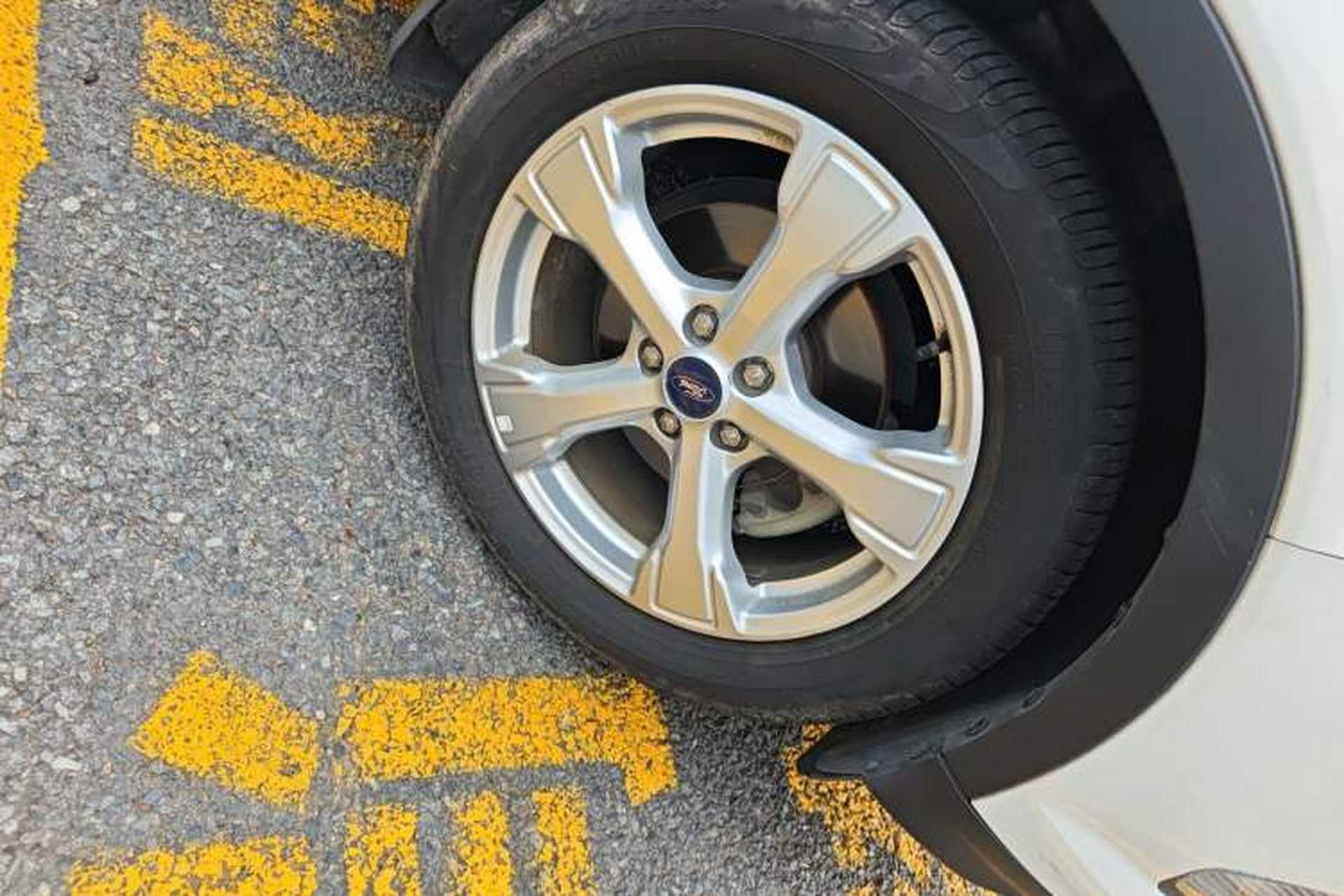 Used Ford Kuga 2017 EcoBoost 180 Two-Wheel-Drive Tiger Leap Model Right Front Wheel Hub