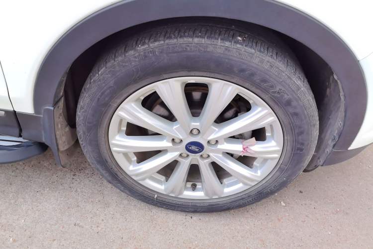 Used Ford Kuga 2017 EcoBoost 180 Two-Wheel-Drive Luxury Wing Edition Right Front Wheel Hub