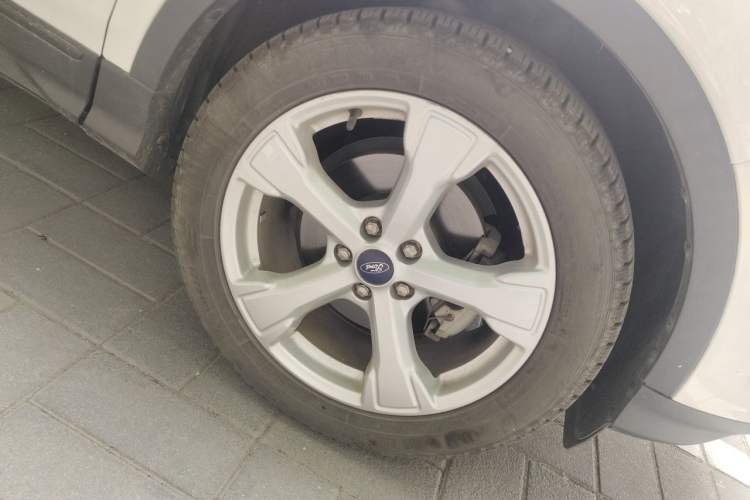 Used Ford Kuga 2017 EcoBoost 180 Two-Wheel-Drive Platinum Edition Right Front Wheel Hub