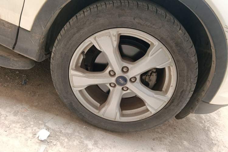 Used Ford Kuga 2017 EcoBoost 180 Two-Wheel-Drive Tiger Leap Model Right Front Wheel Hub