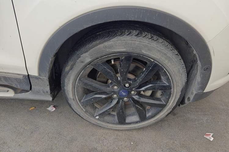 Used Ford Kuga 2017 EcoBoost 245 Four-Wheel-Drive Sport Model Right Front Wheel Hub