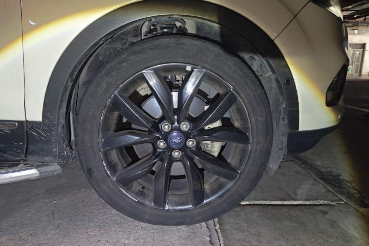 Used Ford Kuga 2017 EcoBoost 245 Four-Wheel-Drive Sport Model Right Front Wheel Hub