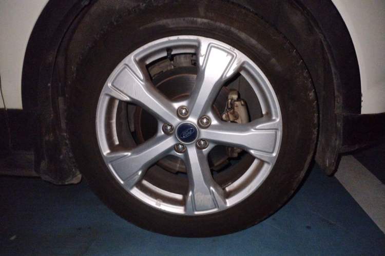 Used Ford Kuga 2017 EcoBoost 180 Two-Wheel-Drive Platinum Edition Right Front Wheel Hub