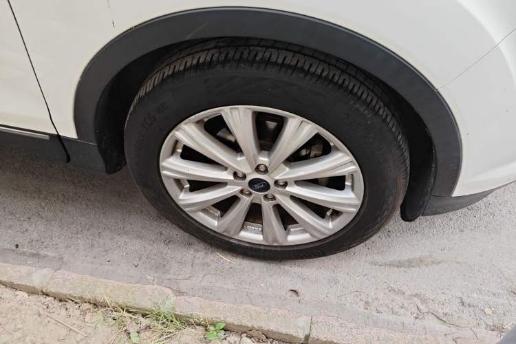 Used Ford Kuga 2017 EcoBoost 180 Two-Wheel-Drive Luxury Wing Edition Right Front Wheel Hub