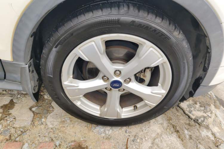 Used Ford Kuga 2017 EcoBoost 180 Two-Wheel-Drive Platinum Edition Right Front Wheel Hub