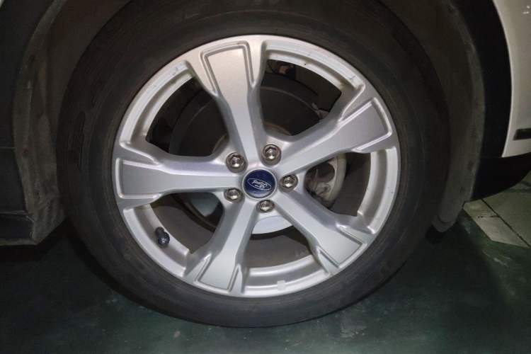 Used Ford Kuga 2017 EcoBoost 180 Two-Wheel-Drive Platinum Edition Right Front Wheel Hub