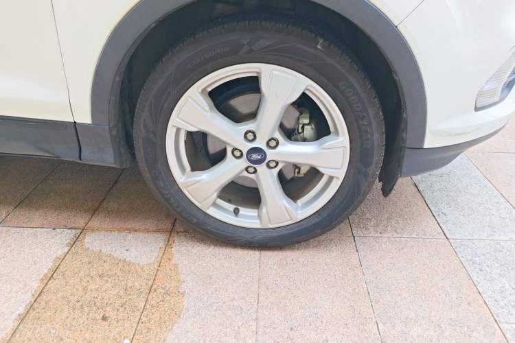 Used Ford Kuga 2017 EcoBoost 180 Two-Wheel-Drive Tiger Leap Model Right Front Wheel Hub