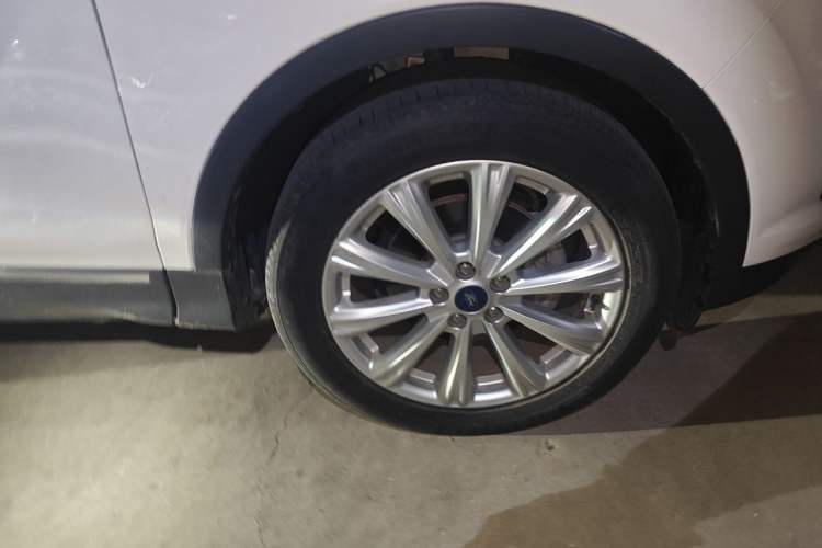 Used Ford Kuga 2017 EcoBoost 180 Two-Wheel-Drive Luxury Wing Edition Right Front Wheel Hub
