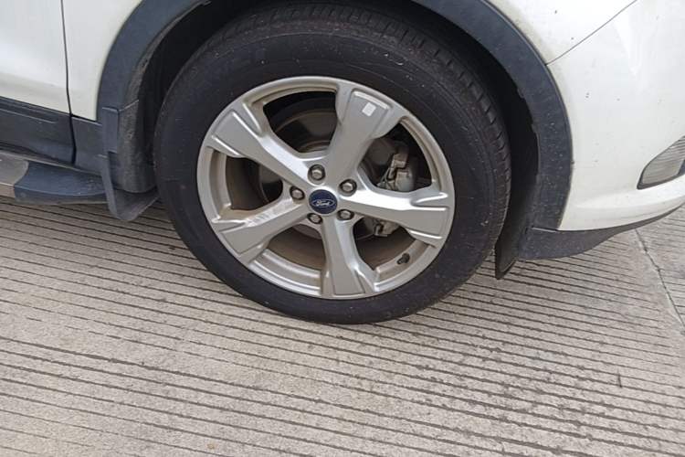 Used Ford Kuga 2017 EcoBoost 180 Two-Wheel-Drive Tiger Leap Model Right Front Wheel Hub