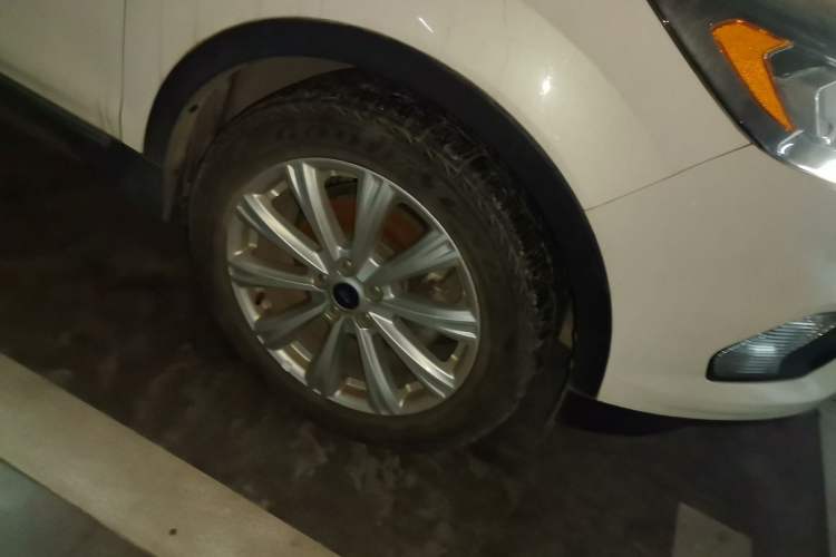 Used Ford Kuga 2017 EcoBoost 180 Two-Wheel-Drive Luxury Wing Edition Right Front Wheel Hub