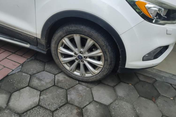 Used Ford Kuga 2017 EcoBoost 245 Four-Wheel Drive Titanium Edition Right Front Wheel Hub
