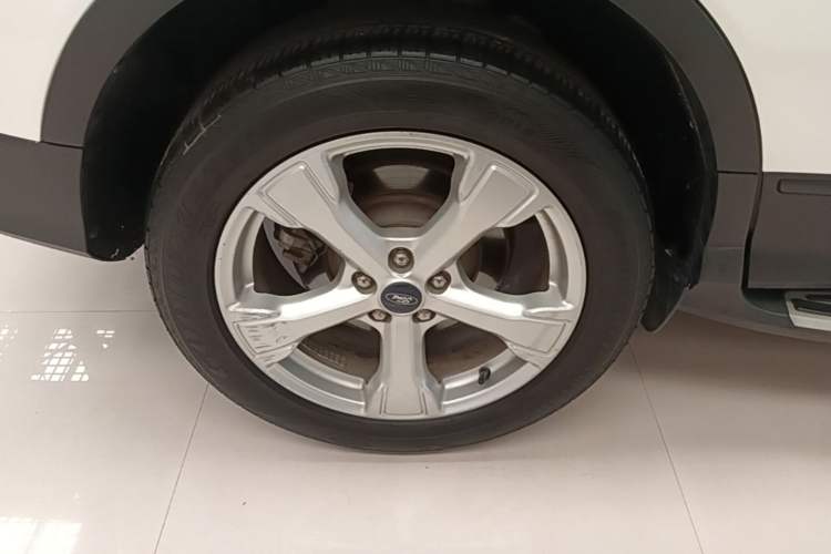 Used Ford Kuga 2017 EcoBoost 180 Two-Wheel-Drive Tiger Leap Model Right Rear Wheel Hub