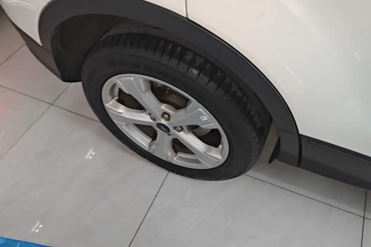 Used Ford Kuga 2017 EcoBoost 180 Two-Wheel-Drive Platinum Edition Right Rear Wheel Hub