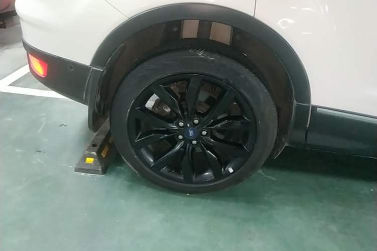 Used Ford Kuga 2017 EcoBoost 245 Four-Wheel-Drive Sport Model Right Rear Wheel Hub