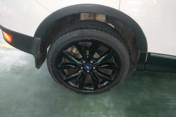 Used Ford Kuga 2017 EcoBoost 245 Four-Wheel-Drive Sport Model Right Rear Wheel Hub