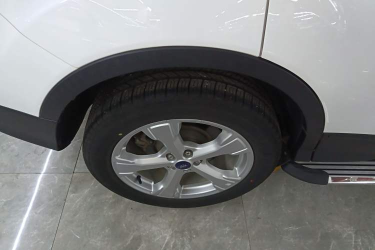 Used Ford Kuga 2017 EcoBoost 180 Two-Wheel-Drive Platinum Edition Right Rear Wheel Hub
