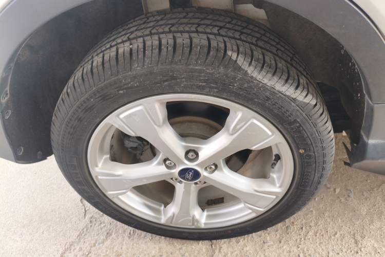 Used Ford Kuga 2017 EcoBoost 180 Two-Wheel-Drive Tiger Leap Model Right Rear Wheel Hub