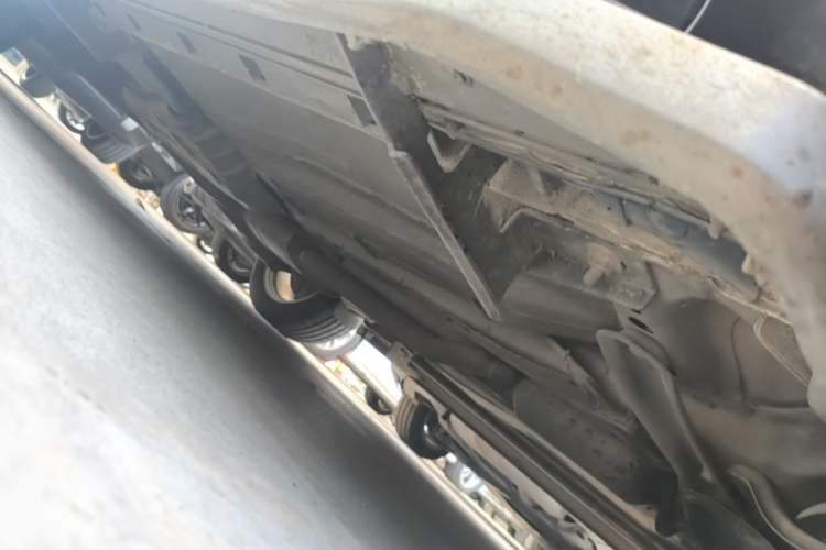 Used Ford Kuga 2017 EcoBoost 180 Two-Wheel-Drive Tiger Leap Model Right Side Sill