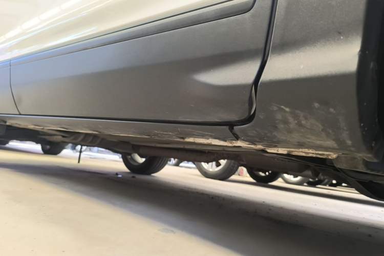 Used Ford Kuga 2017 EcoBoost 180 Two-Wheel-Drive Elite Trim Right Side Sill