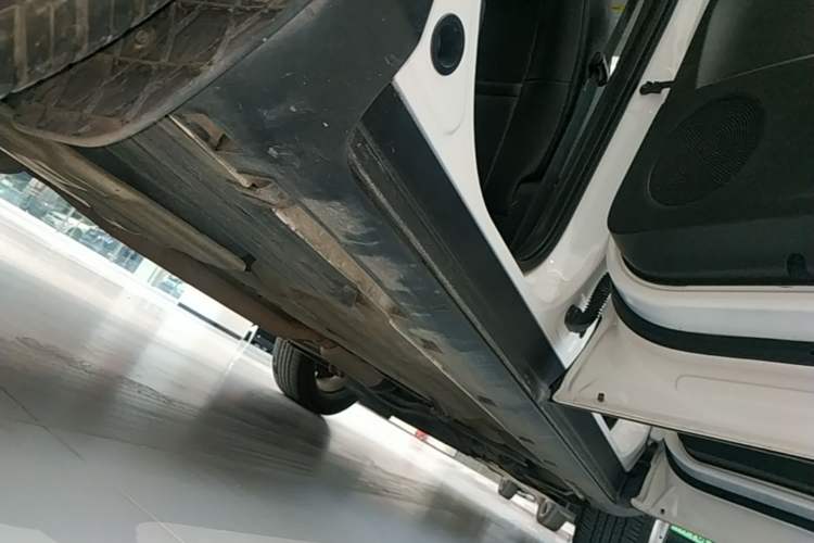 Used Ford Kuga 2017 EcoBoost 180 Two-Wheel-Drive Tiger Leap Model Right Side Sill
