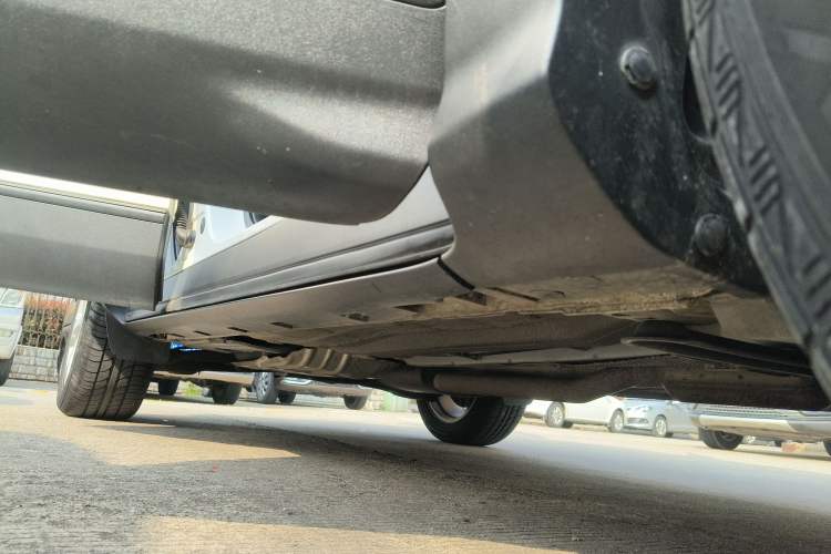 Used Ford Kuga 2017 EcoBoost 180 Two-Wheel-Drive Platinum Edition Right Side Sill