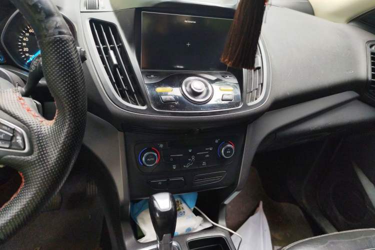 Used Ford Kuga 2017 EcoBoost 180 Two-Wheel-Drive Platinum Edition Audio And AC Panel