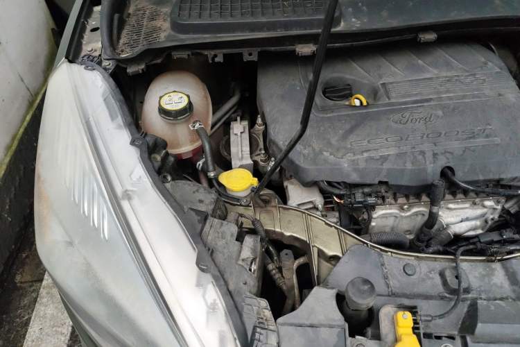 Used Ford Kuga 2017 EcoBoost 180 Two-Wheel-Drive Platinum Edition Engine Bay Right