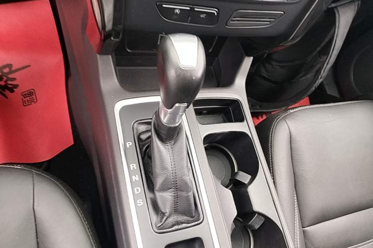 Used Ford Kuga 2017 EcoBoost 180 Two-Wheel-Drive Luxury Wing Edition Gear Lever