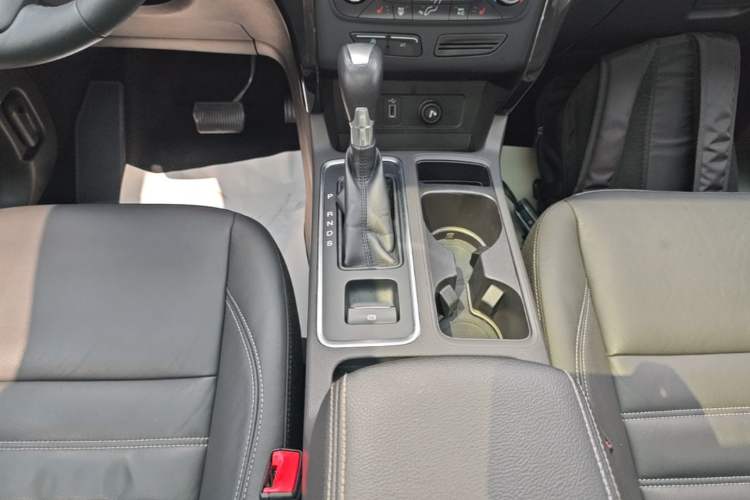 Used Ford Kuga 2017 EcoBoost 180 Two-Wheel-Drive Luxury Wing Edition Gear Lever