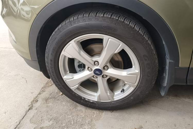 Used Ford Kuga 2017 EcoBoost 180 Two-Wheel-Drive Platinum Edition Left Front Wheel Hub