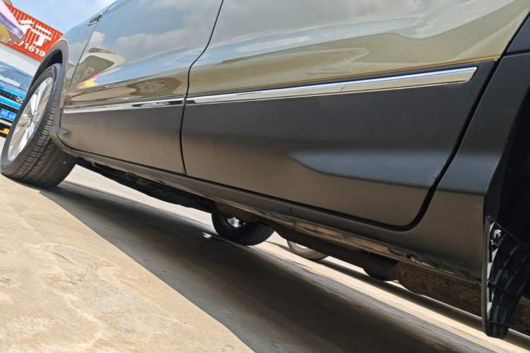Used Ford Kuga 2017 EcoBoost 180 Two-Wheel-Drive Luxury Wing Edition Left Side Sill